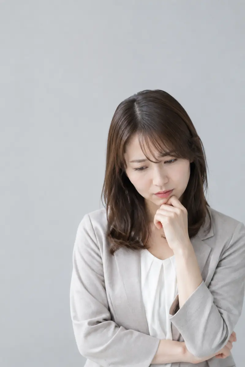 考え込む女性